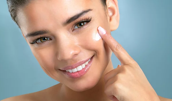 Ευαίσθητο vs ευαισθητοποιημένο δέρμα: Οι διαφορές και τα συμπτώματα της κατάστασης που όλοι μας περνάμε χωρίς να το γνωρίζουμε