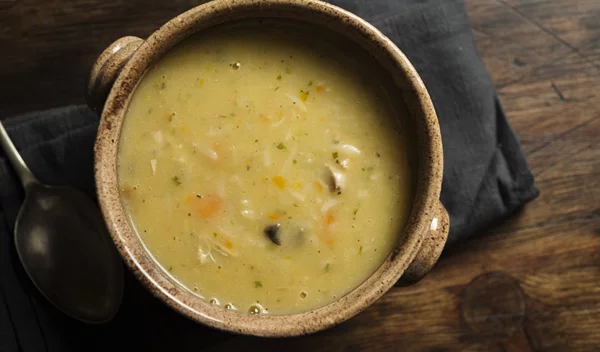 Συνταγή για την πιο "μαμαδίστικη" κοτόσουπα - Ιδανική και για ιώσεις