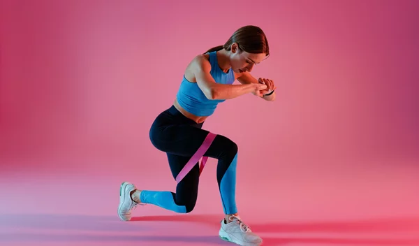 5 ασκήσεις με λάστιχα αντίστασης | Βοηθούν στο αδυνάτισμα!