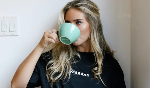 Καφές, κόκκινο κρασί ή αναψυκτικά: Ποιο λερώνει περισσότερο τα δόντια; Το πείραμα ενός οδοντιάτρου αποκαλύπτει την απάντηση