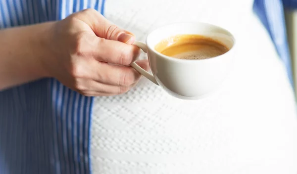 Μπορώ να πίνω καφέ ή αλκοόλ ενώ υποβάλλομαι σε εξωσωματική;