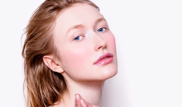 Τα υγρά ρουζ νέας γενιάς που λατρεύουν τώρα όλες οι beauty addicts