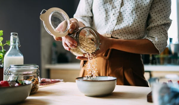 7 τροφές που θα σε βοηθήσουν να πας τουαλέτα ASAP (εκτός από τη βρώμη!)