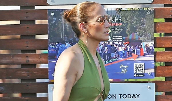 Η Jennifer Lopez με το χρώμα στα νύχια που δείχνει πάντα "ακριβό"