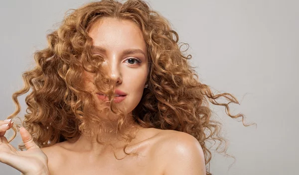 Τα πλεονεκτήματα της μπύρας στην τρίχα: Δες πώς μπορεί να σου χαρίσει δυνατά και λαμπερά μαλλιά