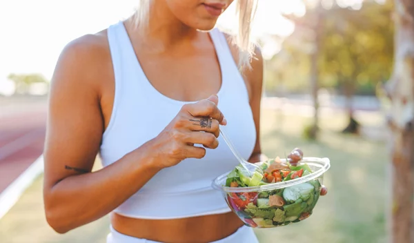 7 τροφές που επιλέγουν οι fitness experts μετά τη γυμναστική (τυρί cottage, σολομό, σοκολάτα και...)