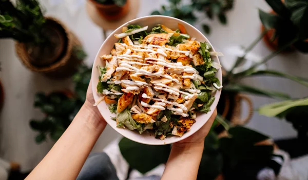 Πότε η σαλάτα παύει να θεωρείται υγιεινό γεύμα;