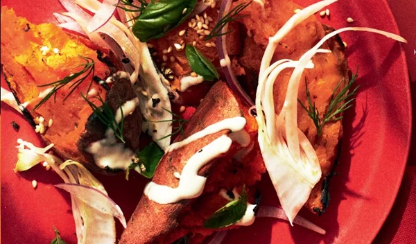 Σαλάτα με γλυκοπατάτα, τσίλι, ταχίνι και μάραθο