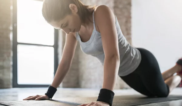 Δεν έχεις χρόνο; 10λεπτη προπόνηση από τη fitness expert Μάντη Περσάκη