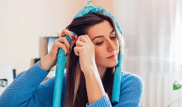 Μπούκλες χωρίς θερμότητα: Πώς να βάλεις το curling band για να μπορέσεις να κοιμηθείς (βίντεο)