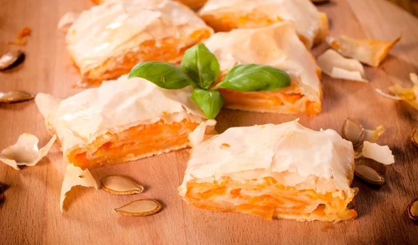 Γλυκιά κολοκυθόπιτα με σταφίδες, το απόλυτο γλυκό του φθινοπώρου