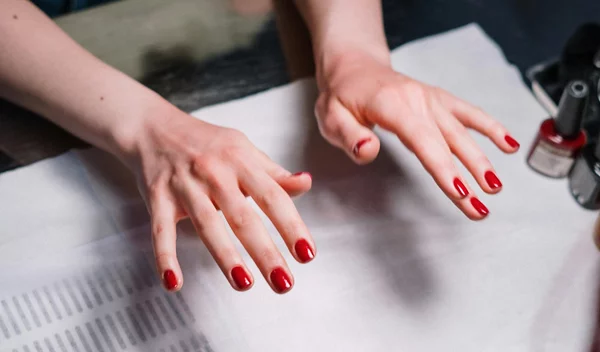 Τελικά το ημιμόνιμο καταστρέφει τα νύχια; Ας ξεκαθαρίσουμε τα πράγματα