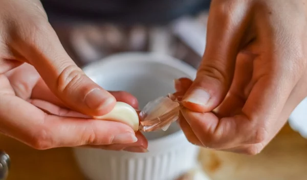 Φτιάξε με σκόρδο 2 τονωτικές συνταγές κατά των ιώσεων