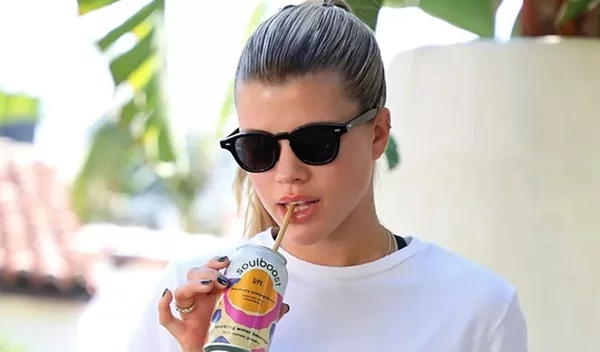 Ξέχνα το κόκκινο και το κοραλί: Αυτό είναι το νέο it χρώμα νυχιών του καλοκαιριού