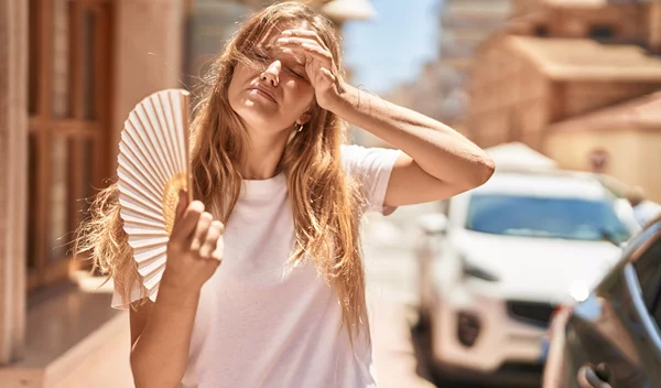 Καύσωνας: Γιατί οι γυναίκες υποφέρουν περισσότερο από τους άνδρες;