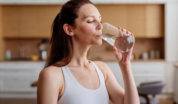Ξέχνα τον κανόνα των 2 λίτρων - Η πραγματική ποσότητα νερού που πρέπει να πίνεις κάθε μέρα