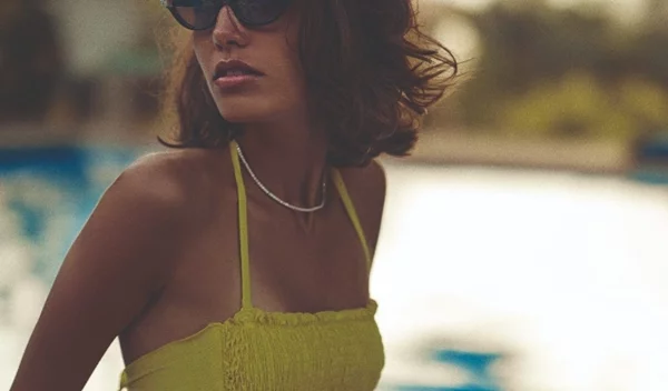 Αυτή η απόχρωση στο μανικιούρ θα αναδείξει τη sunkissed επιδερμίδα σου