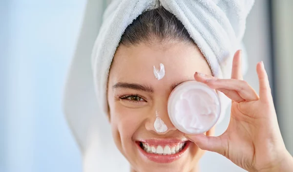 7 λάθη που κάνεις με την ενυδάτωση προσώπου (βάζεις κρέμα σε στεγνό δέρμα;)