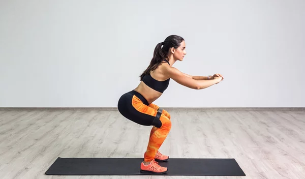 4 ήπιες ασκήσεις που τονώνουν τη διάθεσή σου