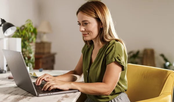 Κάθεσαι όλη μέρα; To σώμα σου χρειάζεται αυτές τις 5 ασκήσεις