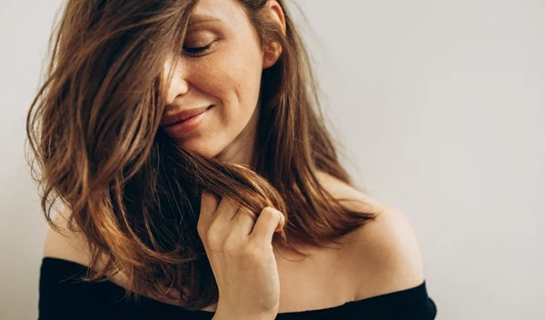 Ξηρά, αφυδατωμένα μαλλιά: Αυτό είναι το σημάδι που "φωνάζει" ότι χρειάζονται περισσότερη φροντίδα