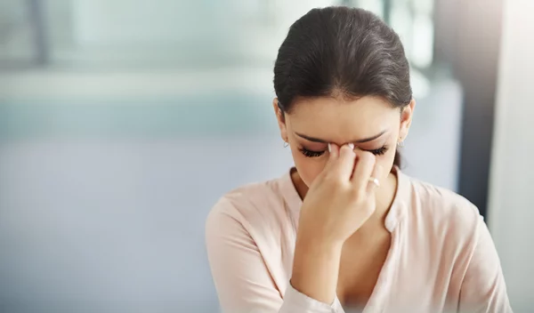 Τι προκαλεί ο καπνός από τις φωτιές στα μάτια μας;