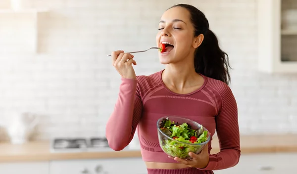 3 έξυπνοι τρόποι για να τρως πιο θρεπτικά καθημερινά - χωρίς να δυσκολεύεσαι