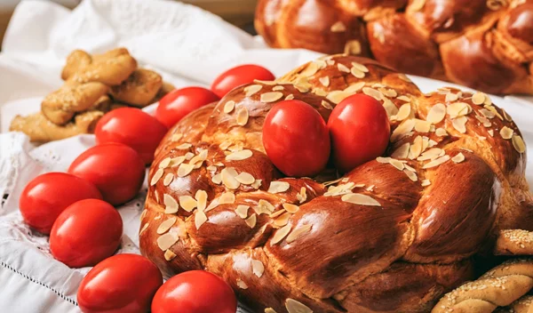 Τα πασχαλινά γλυκά και οι θερμίδες τους: Αυγό, τσουρέκι, κουλουράκια και ό,τι τρώμε το Πάσχα!