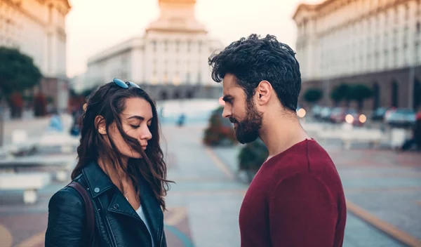 Επικοινωνία στη σχέση: 3 σημάδια που μαρτυρούν ότι πρέπει να τη βελτιώσεις