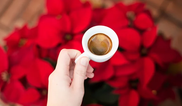 9 φάρμακα που δεν πρέπει ποτέ να παίρνεις με τον καφέ σου