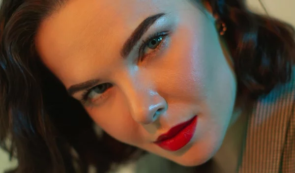 Ποιο κόκκινο κραγιόν είναι ιδανικό για εσένα, σύμφωνα με τον τόνο της επιδερμίδας σου