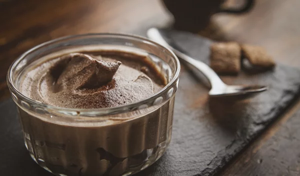 Βελούδινη μους σοκολάτας με μόνο 1 υλικό