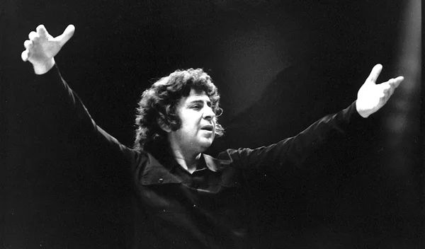 100 Χρόνια Μίκης Θεοδωράκης: Η Εθνική Συμφωνική Ορχήστρα της ΕΡΤ τιμά τον σπουδαίο συνθέτη στο Μέγαρο