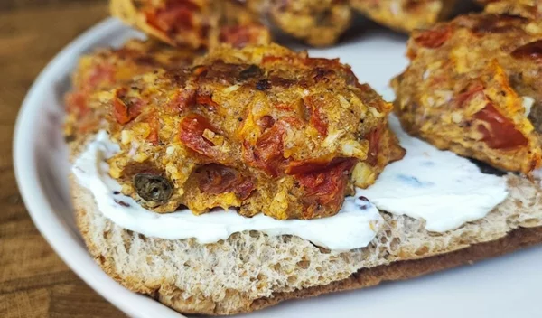 Τραγανοί ντοματοκεφτέδες με μυζήθρα στον φούρνο - Έτοιμοι σε 15'