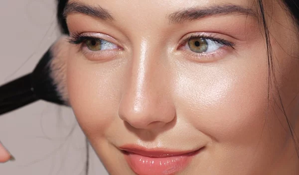 Γιατί το "blonzing" είναι το νέο trend στο μακιγιάζ;