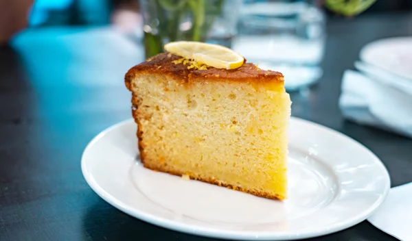 Συνταγή για κέικ γιαουρτιού με λεμόνι - Χωρίς αυγά και βούτυρο, συνδυάζεται τέλεια με παγωτό