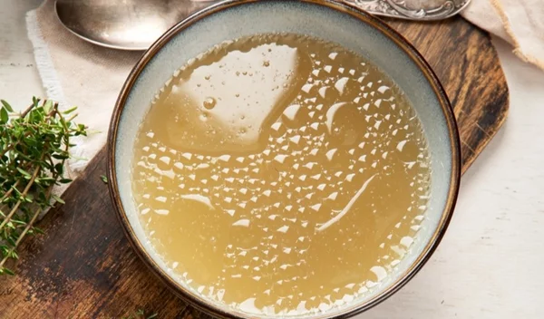 Ζωμός από κόκκαλα: Το "θαυματουργό" ρόφημα των celebrities - Τι λέει η επιστήμη για τα οφέλη του;