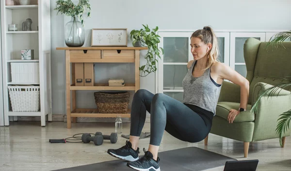 Ηome workout για γλουτούς και πόδια με μόνο 1 καρέκλα