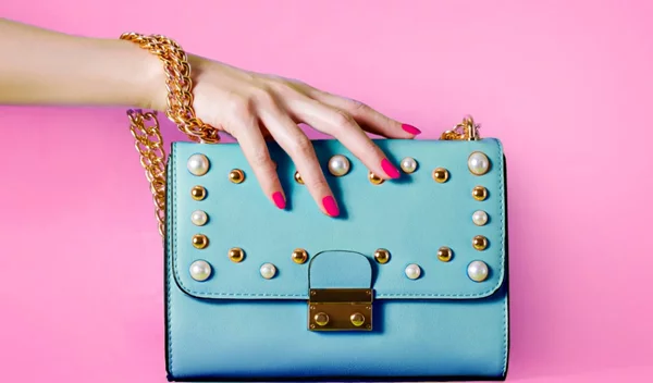 Ξαφνική αδιαθεσία ή μια δύσκολη στιγμή: Τι να έχεις στην τσάντα σου για... άμεση επέμβαση