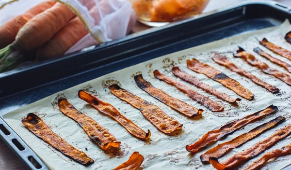 Vegan "μπέικον": Ο πιο νόστιμος τρόπος να αξιοποιήσεις τα καρότα