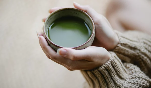 Τσάι matcha vs πράσινο: Ποιο έχει περισσότερα αντιοξειδωτικά και καφεΐνη;