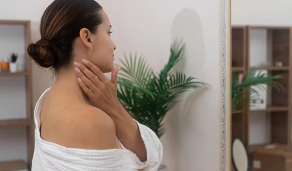 Λαδωμένα μαλλιά; 3 έξυπνα κόλπα για να δείχνουν φρέσκα χωρίς λούσιμο