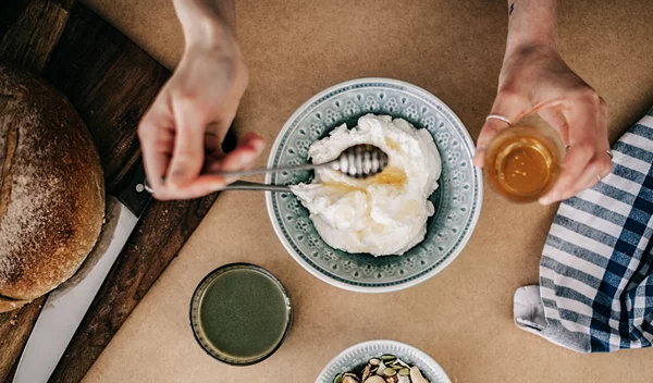 10 ιδέες για θρεπτικά σνακ έως 200 θερμίδες με πρωτεΐνη, υδατάνθρακα και λιπαρά σε τέλεια αναλογία