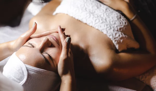 Είναι το μασάζ προσώπου η εναλλακτική λύση για το μπότοξ;