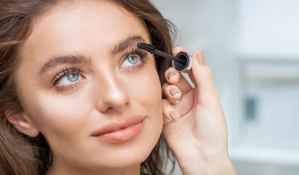 H αδιάβροχη - και πολύ οικονομική - μάσκαρα για απίθανες βλεφαρίδες που έχει πάνω από 100K reviews στα social media