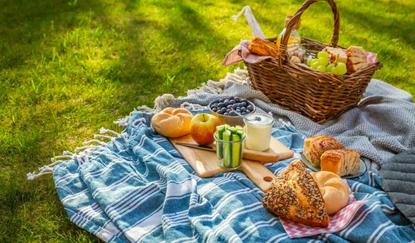 Πρωτομαγιά στην εξοχή: 7 ιδέες για υγιεινά γεύματα στο βουνό ή την παραλία
