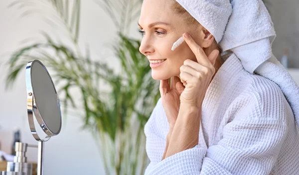 Λιπαρή επιδερμίδα μετά τα 50: Πώς να φροντίσετε αποτελεσματικά την επιδερμίδα σας