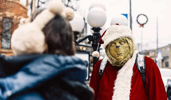 Πώς θα επιβιώσεις την περίοδο των γιορτών αν σιχαίνεσαι τα Χριστούγεννα