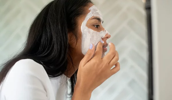 Η DIY μάσκα με βρώμη που "σβήνει" τις κοκκινίλες σε 10'