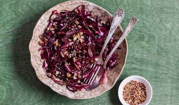 Κόκκινο ή άσπρο λάχανο; Ποιο να προτιμήσεις για περισσότερα οφέλη στην υγεία;